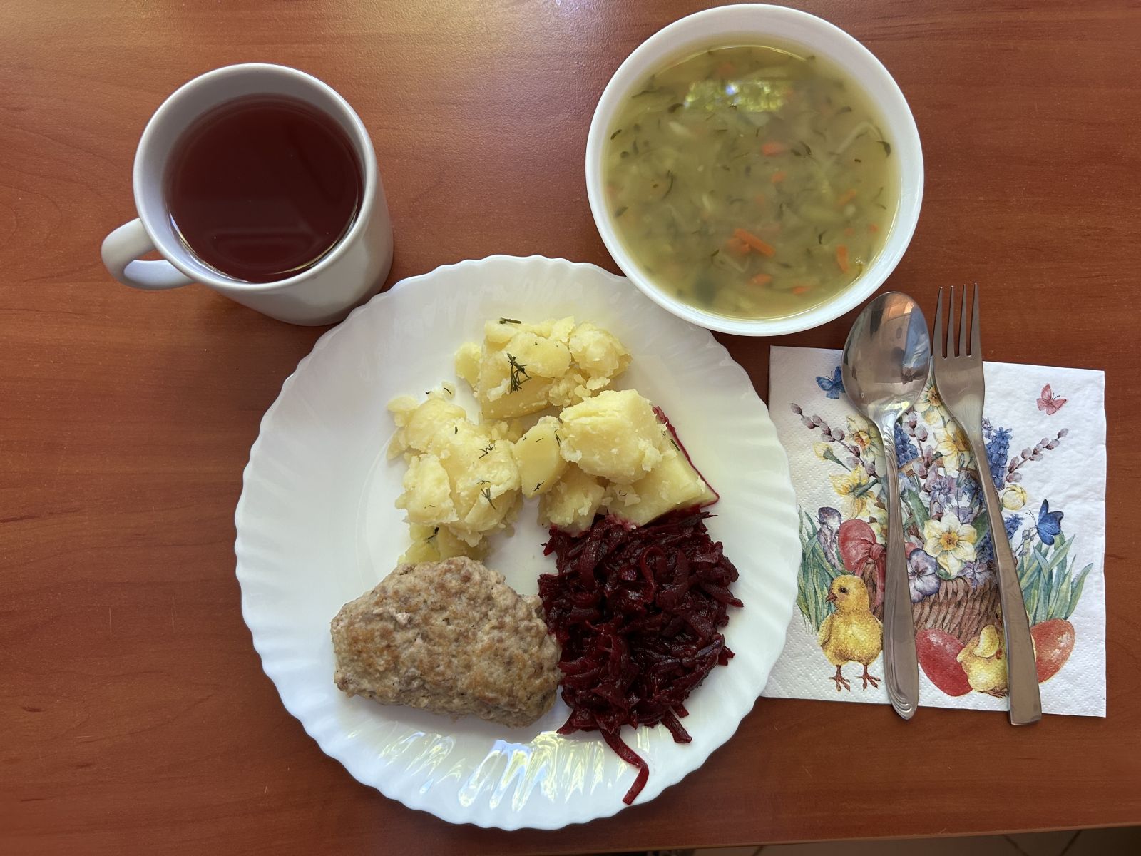 Zupa ogórkowa, kotlet mielony, ziemniaki, buraki tarte, kompot