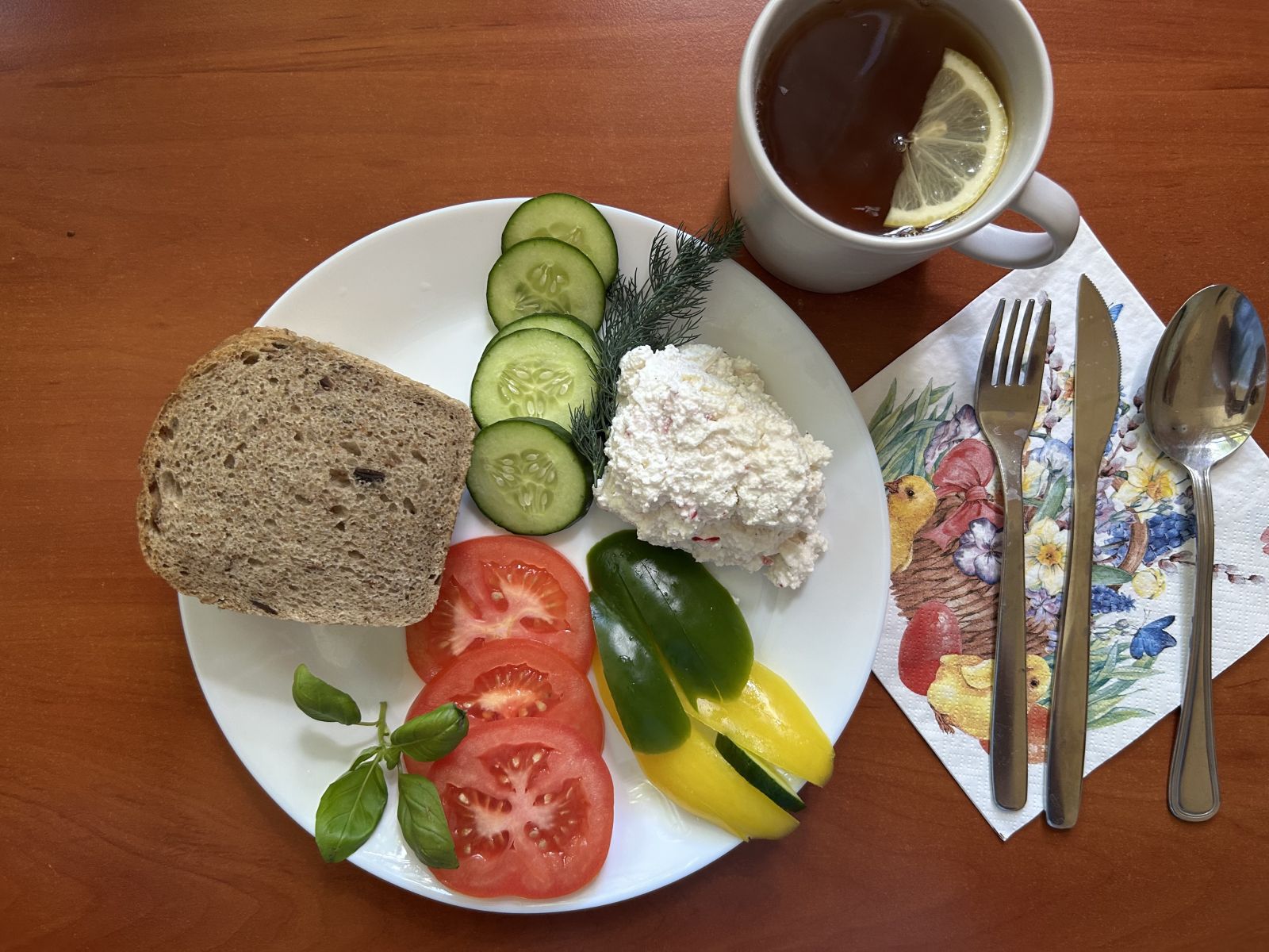 Chleb żytni, masło, pomidor, ogórek, papryka, twarożek z koperkiem, herbata