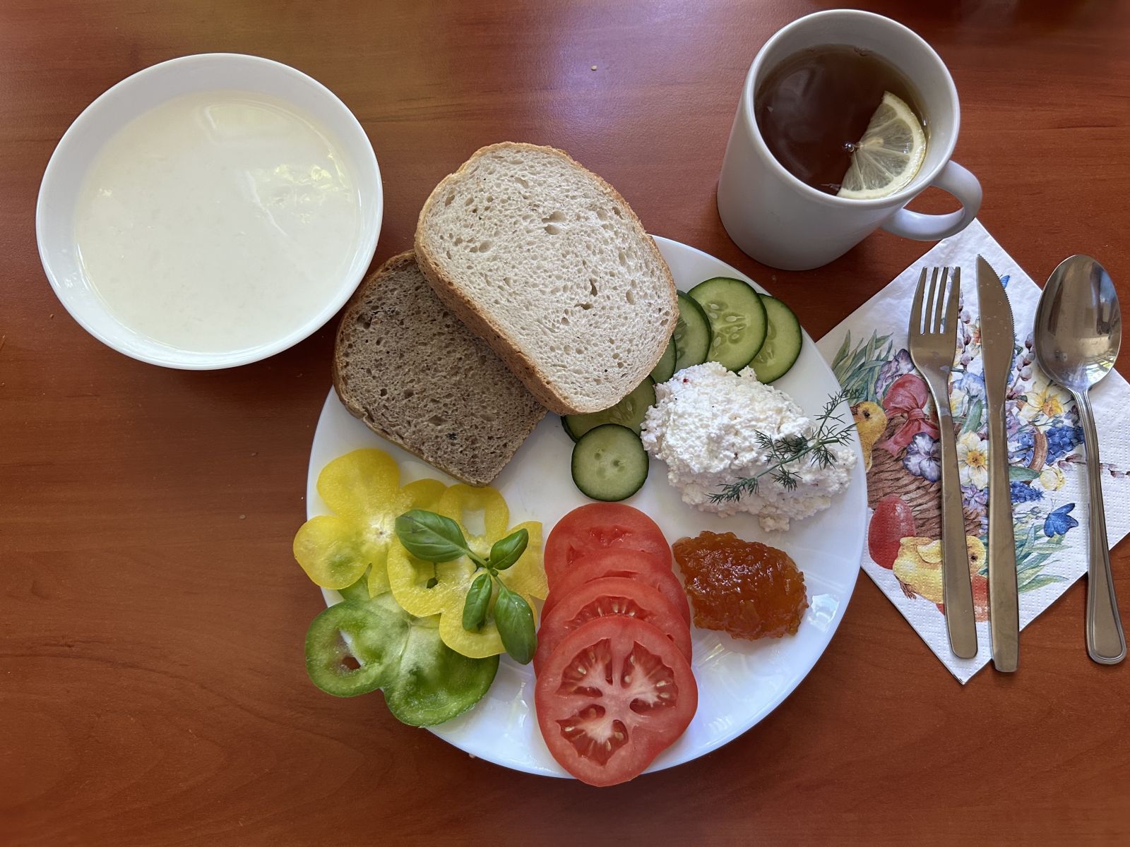 Płatki ryżowe na mleku, chleb pszenny i żytni, pomidor, ogórek, papryka, twarożek, dżem