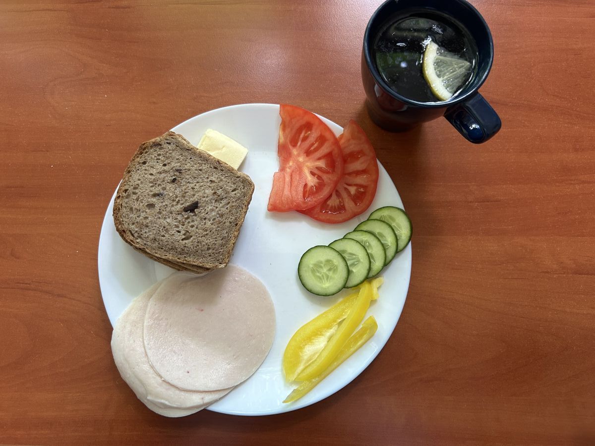 Chleb żytni, pomidor, ogórek, papryka, wędlina, herbata