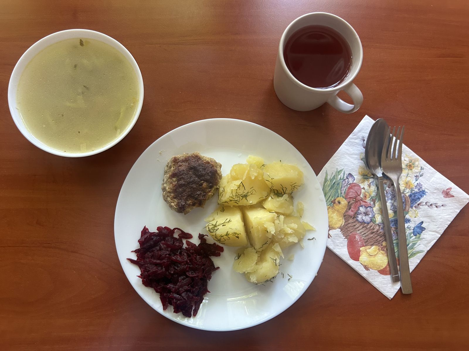 Zupa ogórkowa, kotlet mielony, ziemniaki gotowane, buraki tarte, kompot