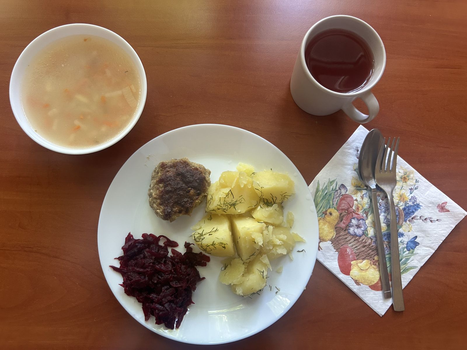 Zupa ryżowa, kotlet mielony, ziemniaki gotowane, buraki tarte, kompot