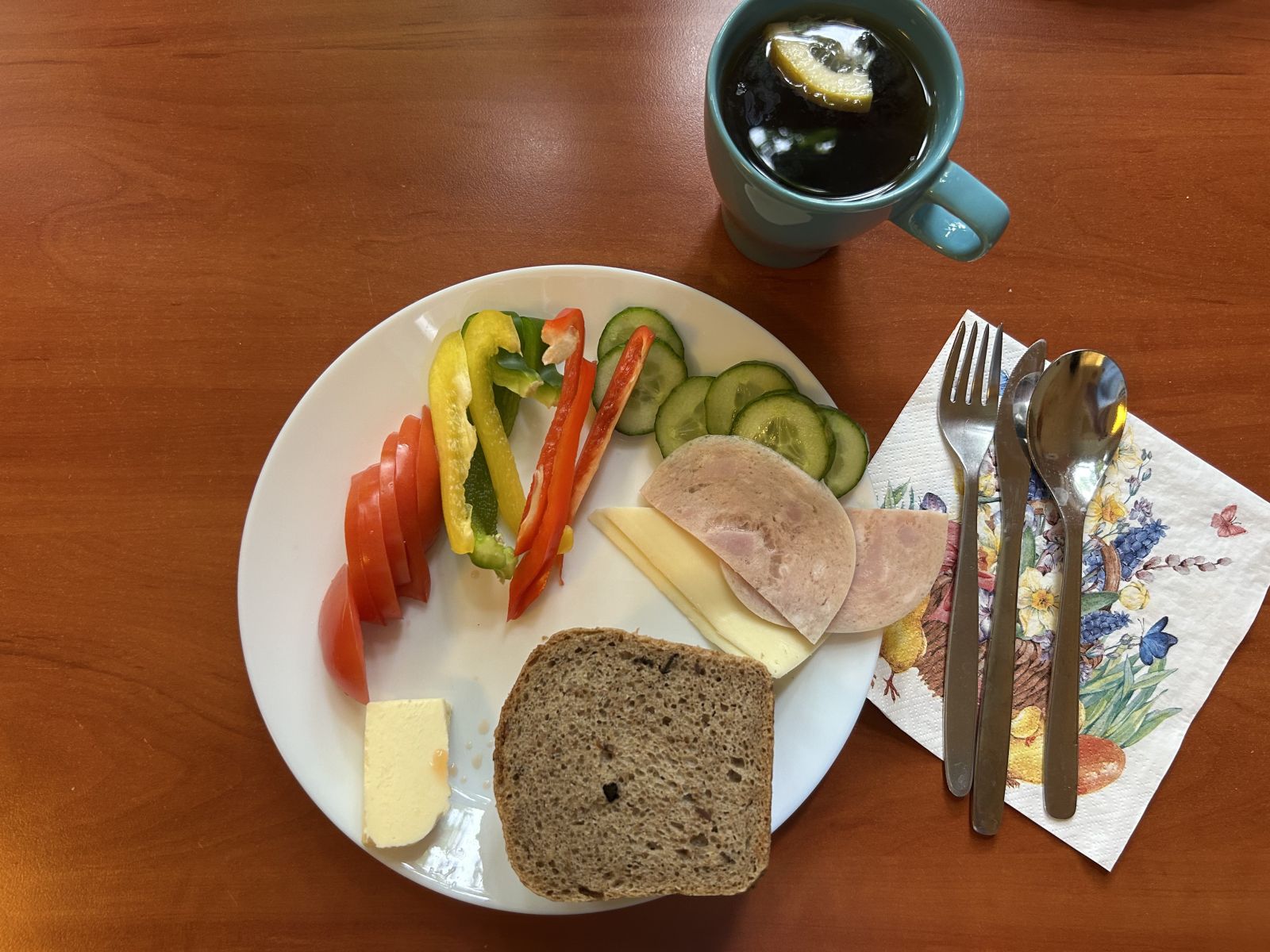 Chleb żytni, pomidor, ogórek, papryka, wędlina, ser, herbata