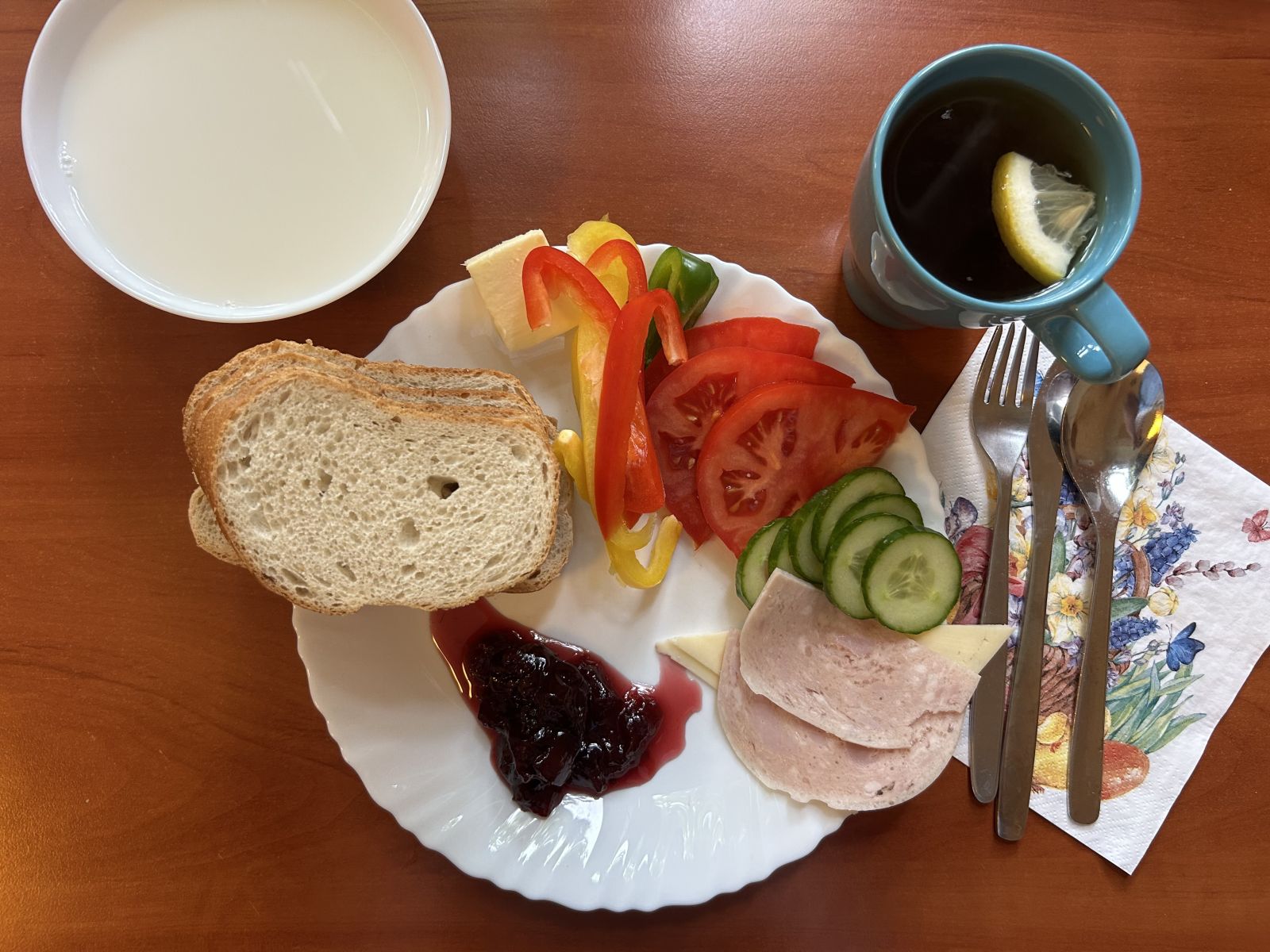 Makaron na mleku, chleb pszenny i żytni, pomidor, ogórek, papryka, wędlina, ser, dżem