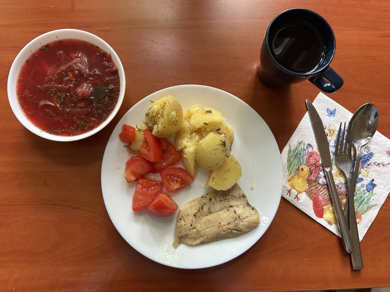 Barszcz czerwony, filet rybny pieczony, ziemniaki gotowane, pomidory, kompot