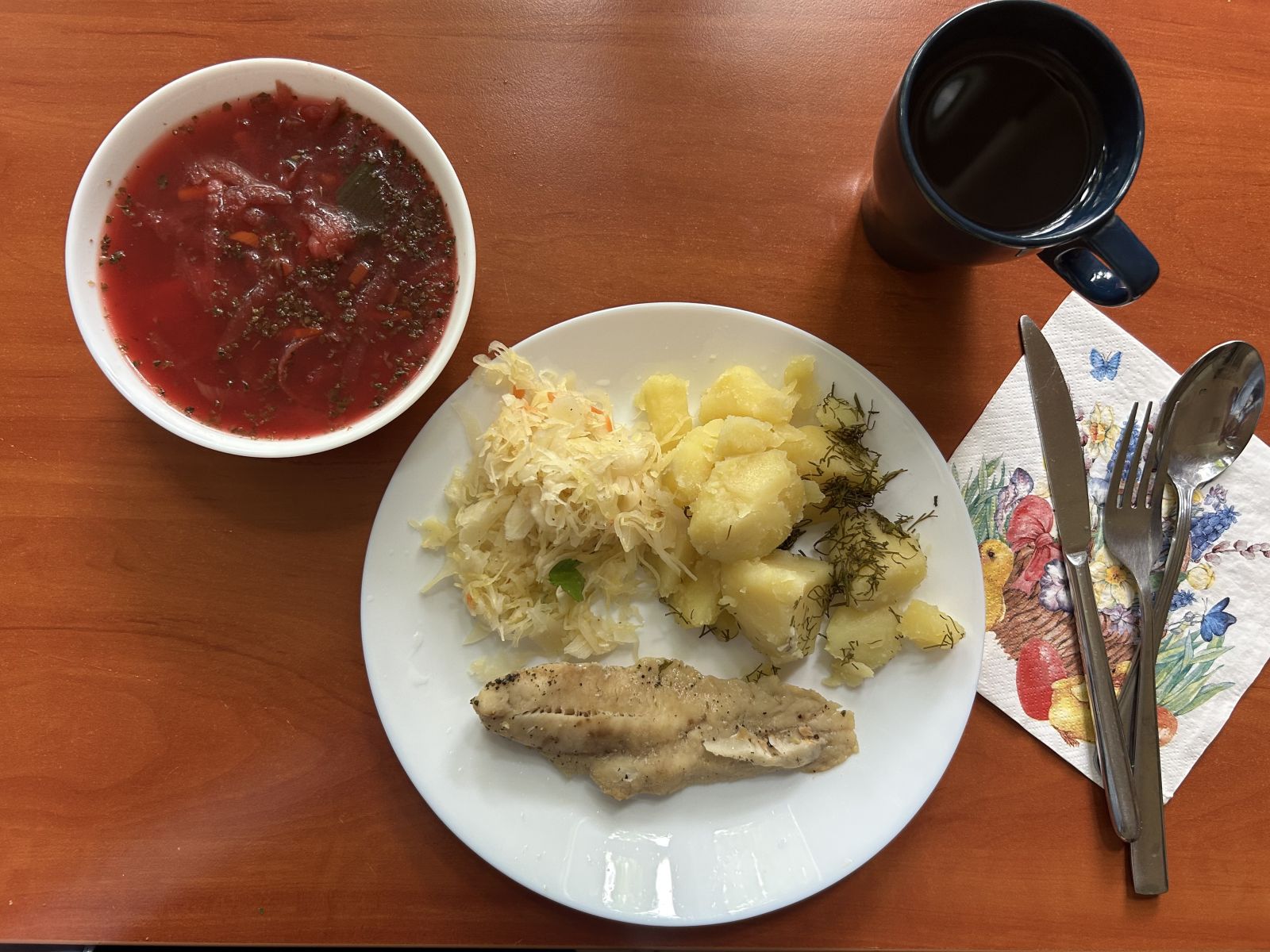 Barszcz czerwony, filet rybny pieczony, ziemniaki gotowane, surówka z kapusty kiszonej, kompot
