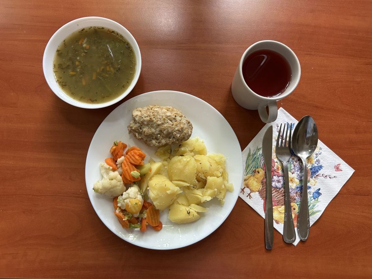 Zupa jarzynowa, kotlet mięsno ryżowy, ziemniaki gotowane, bukiet warzyw, kompot