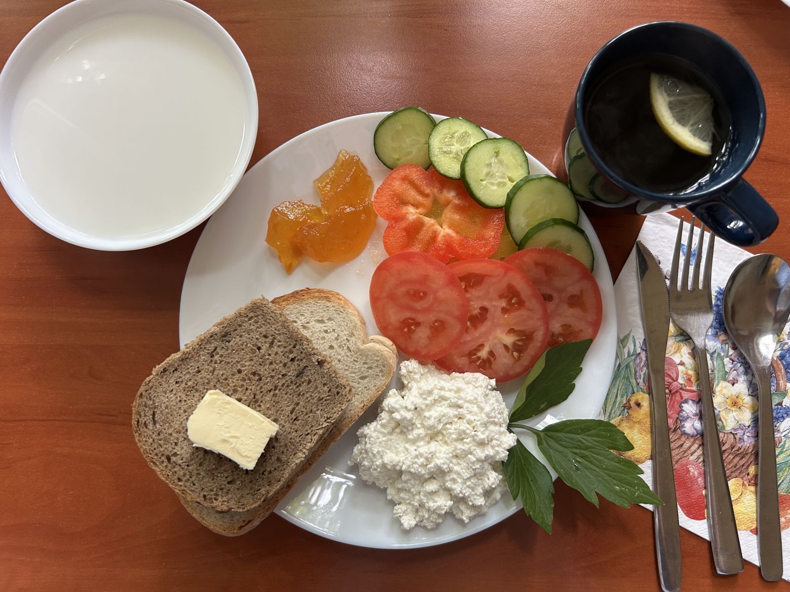 Płatki ryżowe na mleku, chleb pszenny i żytni, pomidor, ogórek, papryka, twarożek, dżem