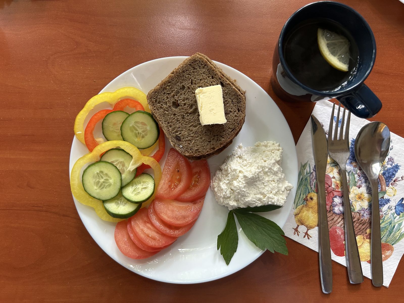 Chleb żytni pomidor, ogórek, papryka, twarożek, dżem, herbata