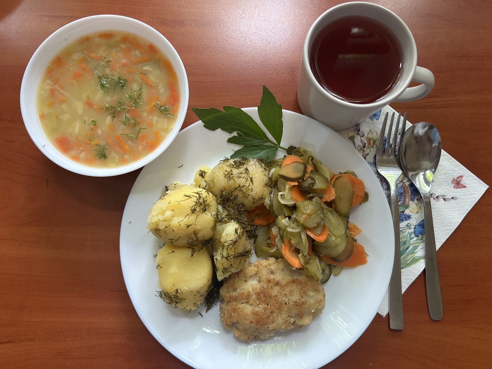 Zupa z soczewicą, kotlet rybny, ziemniaki gotowane, ogórki kiszone, kompot