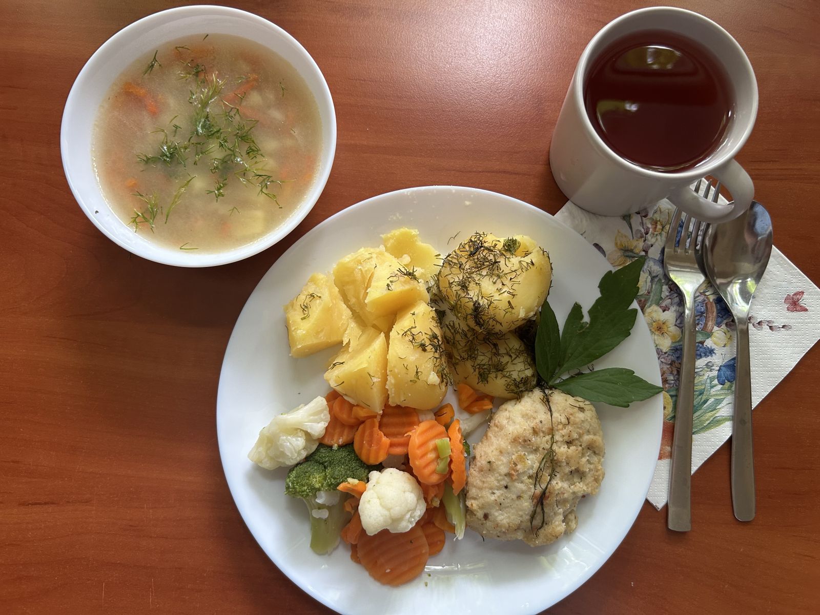 Zupa z kaszą jaglaną, kotlet rybny, ziemniaki gotowane, bukiet warzyw, kompot