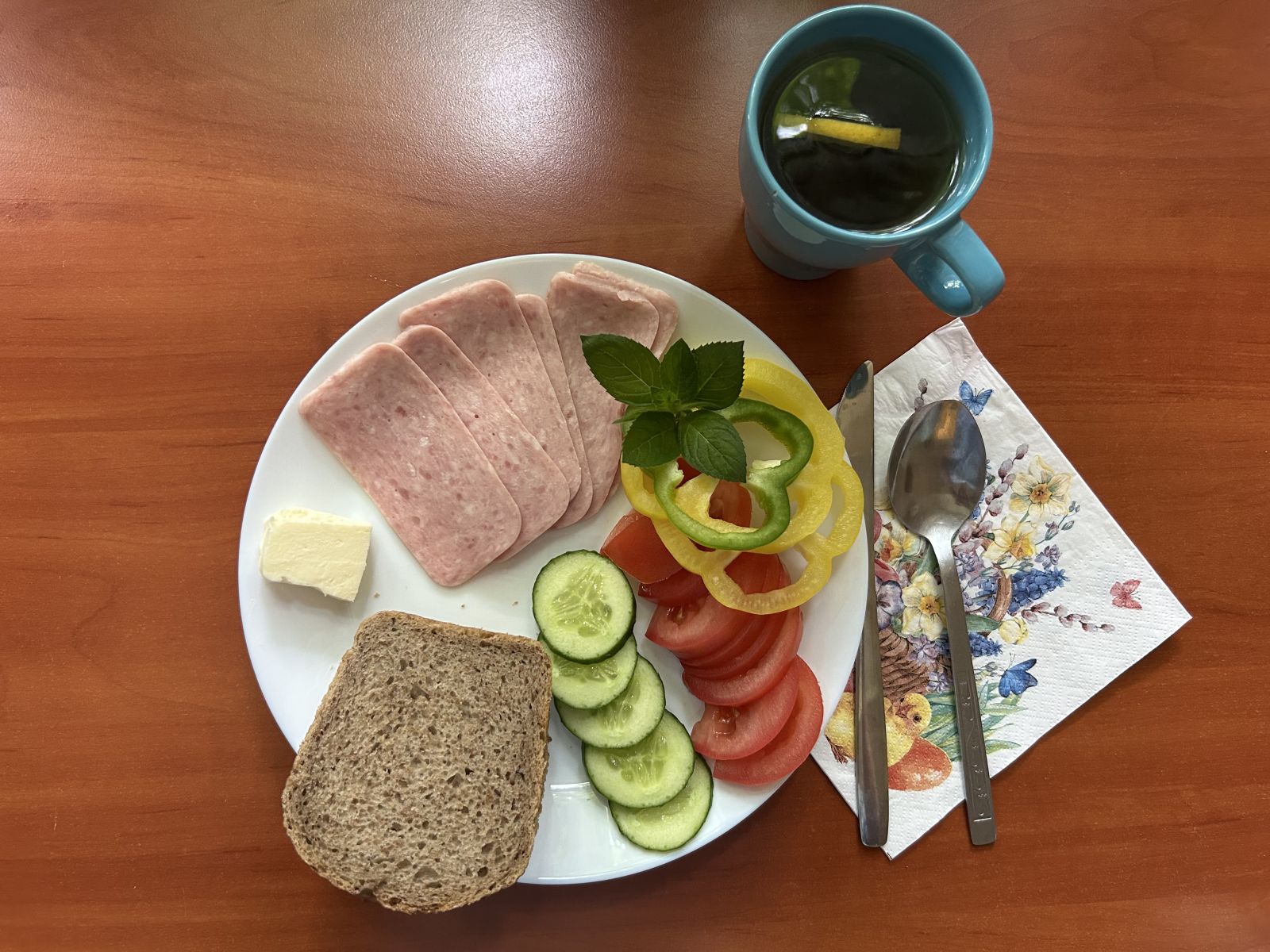 Chleb żytni, pomidor, ogórek, papryka, wędlina, herbata