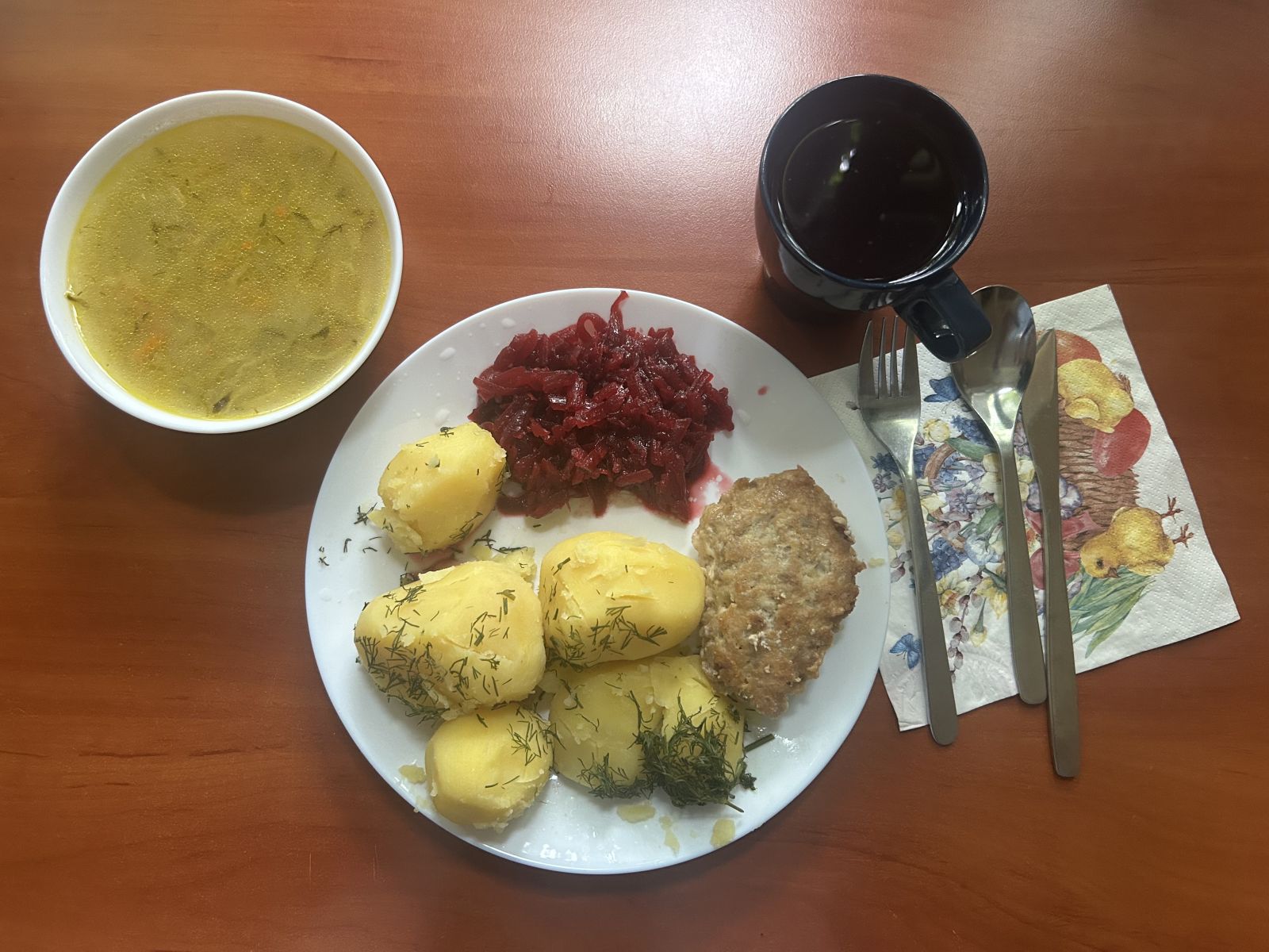 Zupa ogórkowa, kotlet mielony, ziemniaki gotowane, buraki, kompot