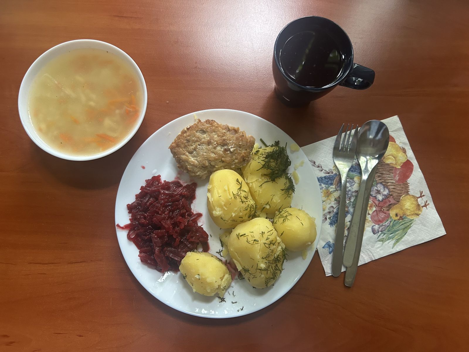 Zupa ryżowa, kotlet mielony, ziemniaki gotowane, buraki, kompot