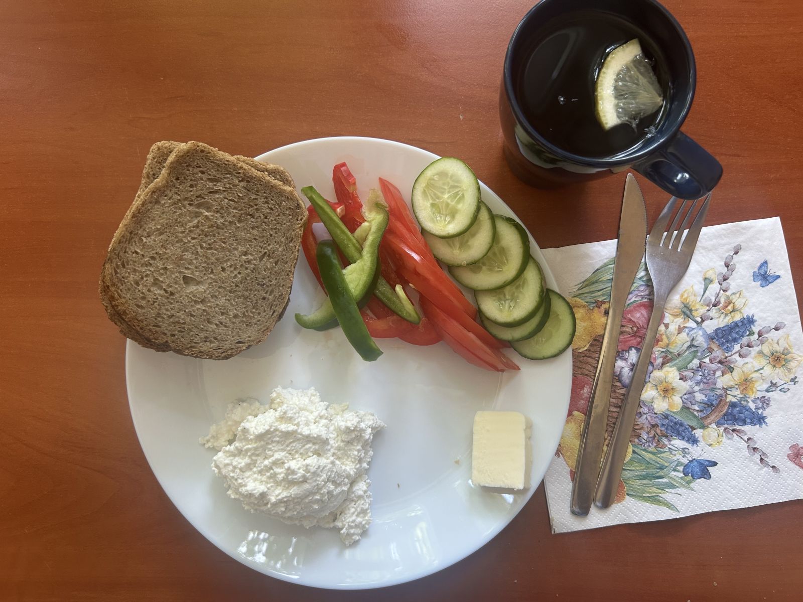 Chleb żytni, pomidor, ogórek, papryka, twarożek, herbata