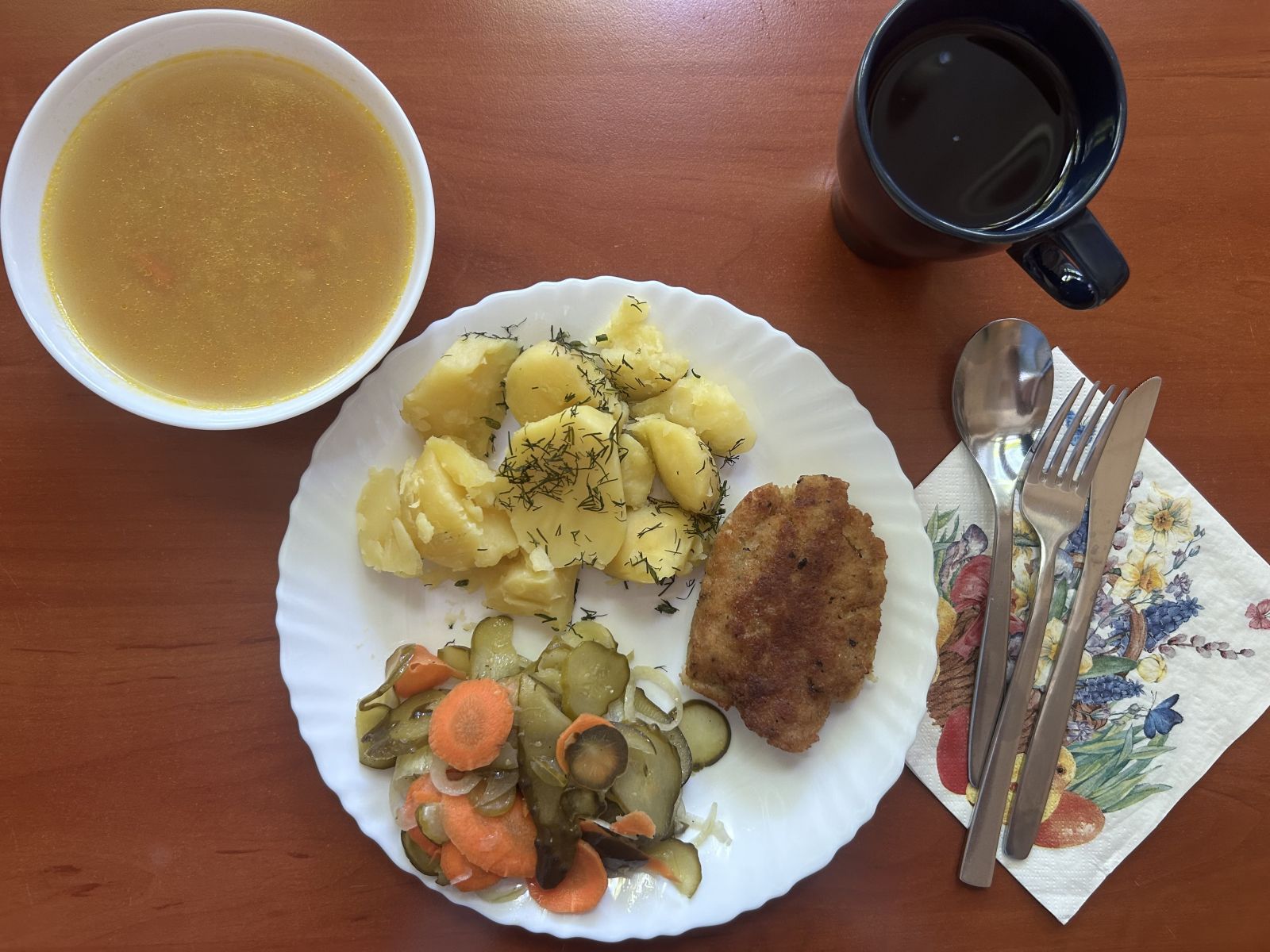 Zupa z soczewicą, kotlet rybny, ziemniaki gotowane, ogórki kiszone, kompot