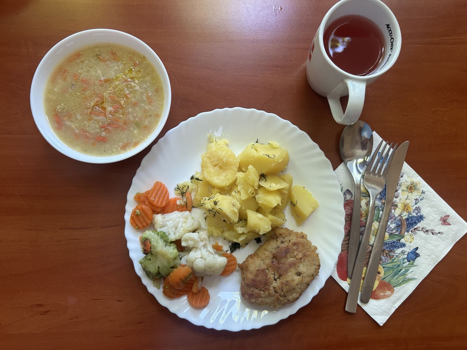 Krupnik, kotlet rybny, ziemniaki gotowane, bukiet warzyw, kompot