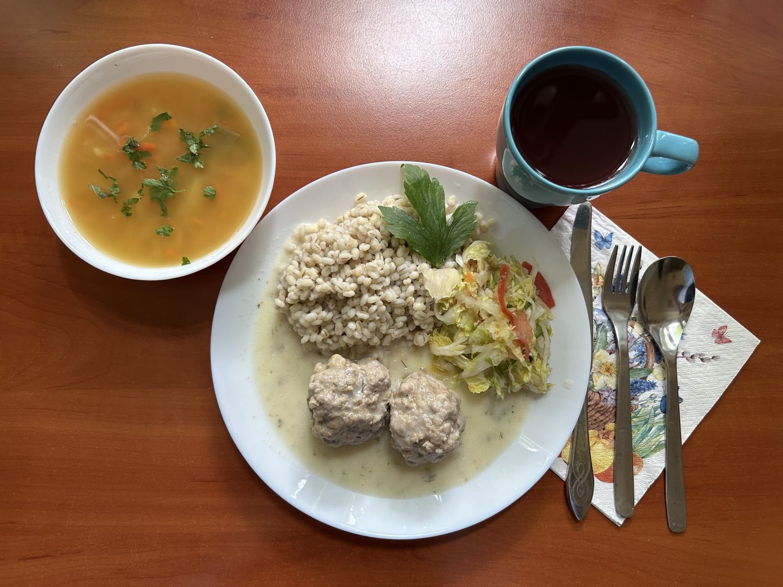 Zupa grochowa, pulpety w sosie, kasza jęczmienna, surówka z kapusty , kompot