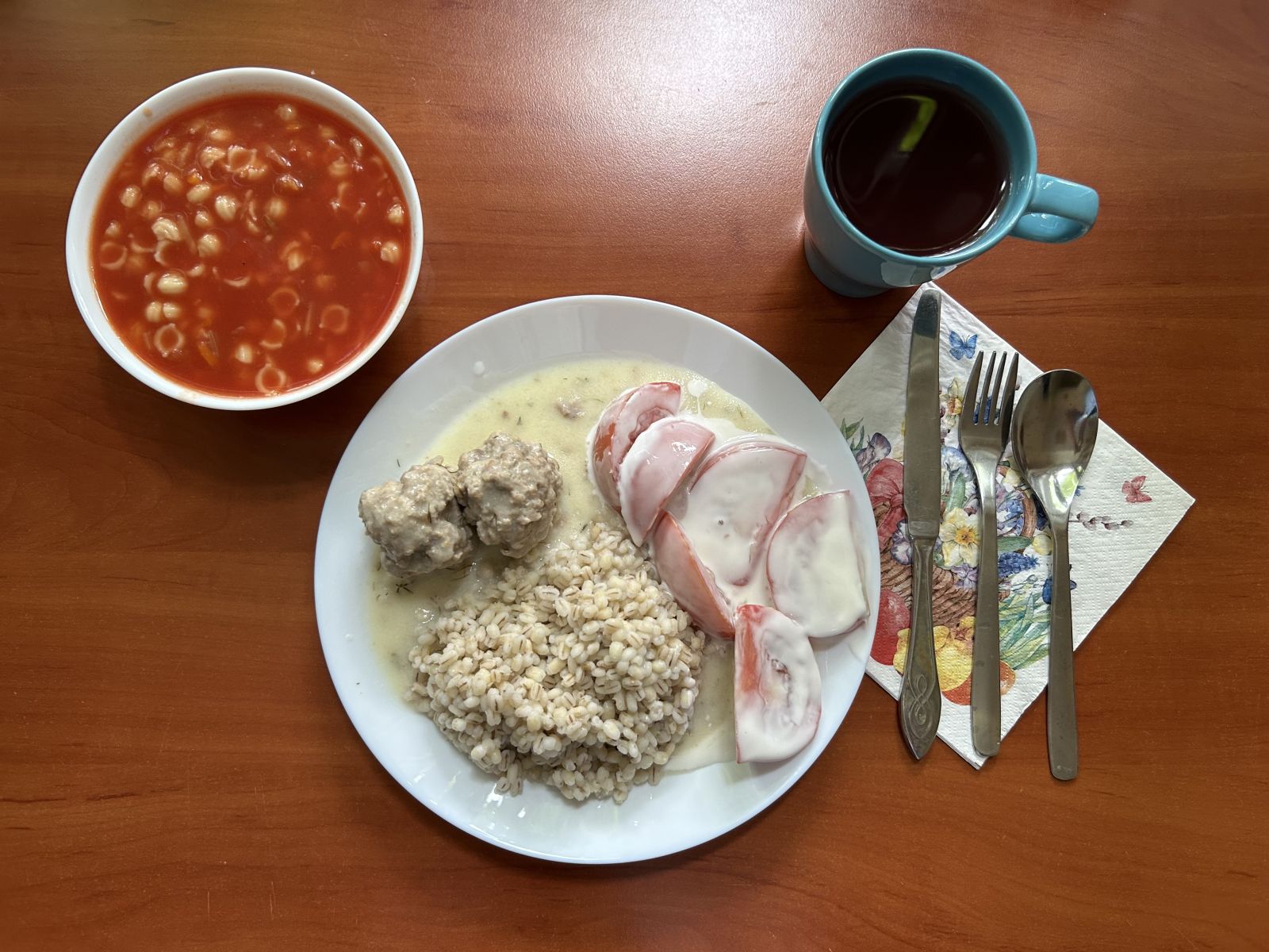 Zupa pomidorowa, pulpety w sosie, kasza jęczmienna, pomidory z jogurtem, kompot