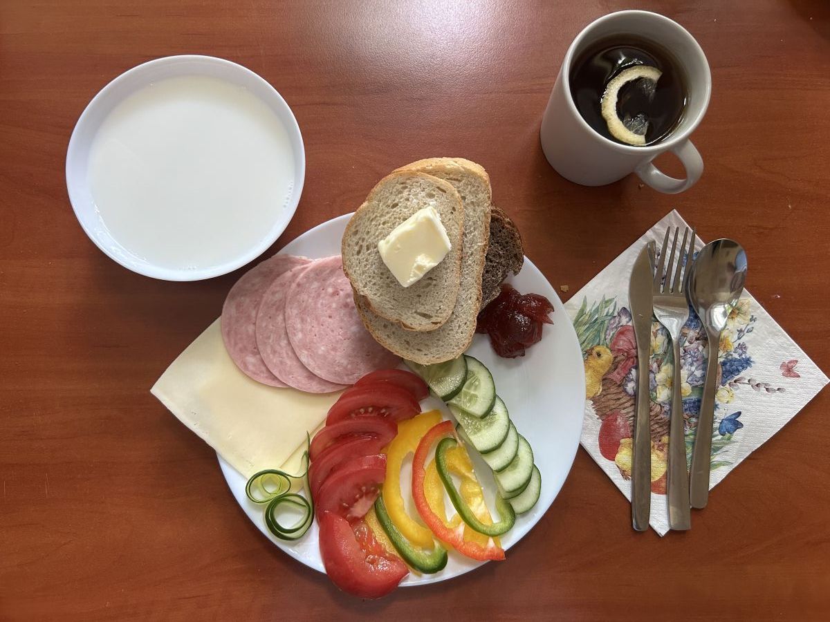 Makaron na mleku, chleb pszenny i żytni, pomidor, ogórek, papryka, ser, wędlina, dżem