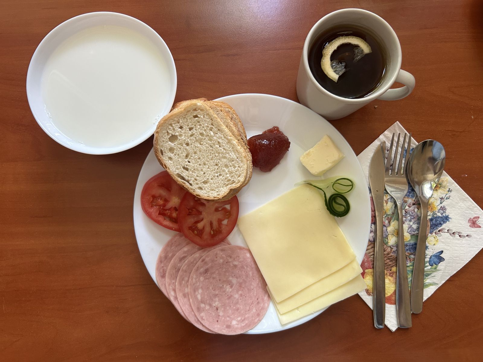 Makaron na mleku, chleb pszenny, pomidor, ser, wędlina, dżem