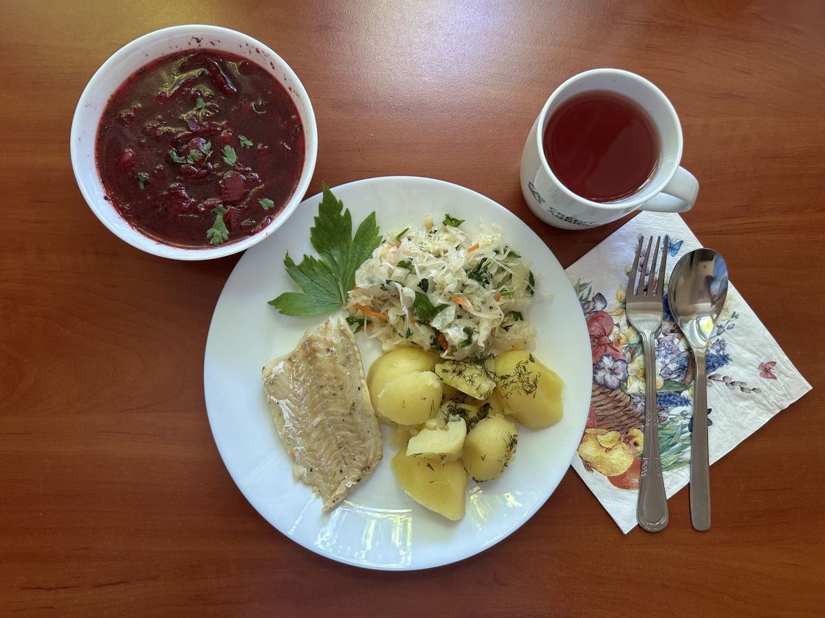 Barszcz, filet z ryby, ziemniaki gotowane, surówka z kiszonej kapusty, kompot