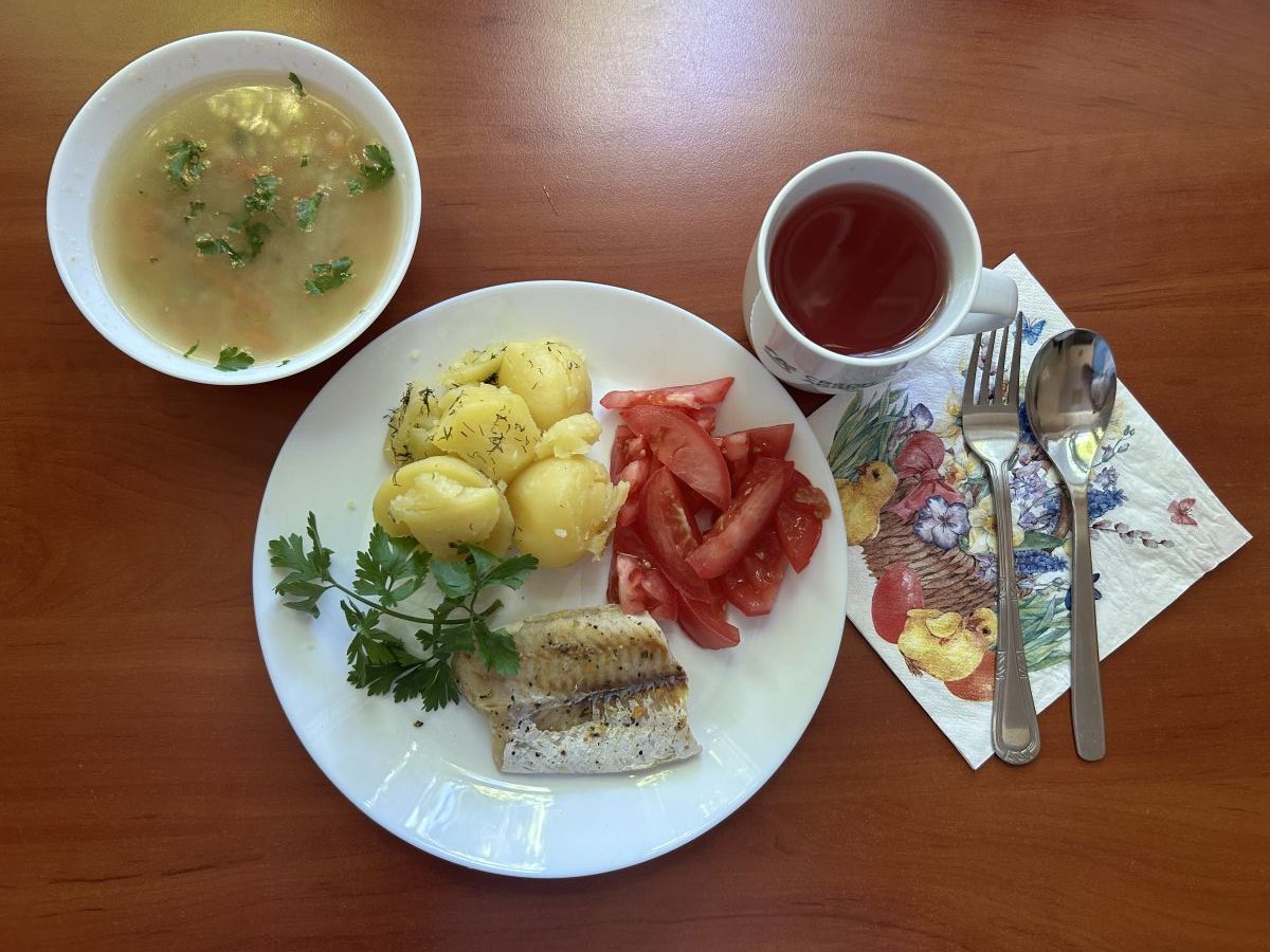Zupa grysikowa, filet z ryby, ziemniaki gotowane, surówka z kiszonej kapusty, kompot