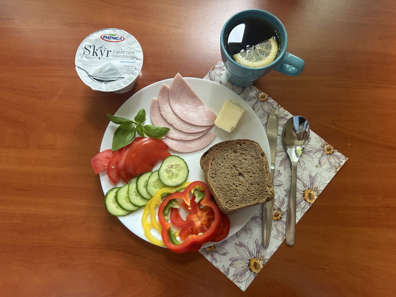 Chleb żytni, pomidor, ogórek, papryka, wędlina, herbata