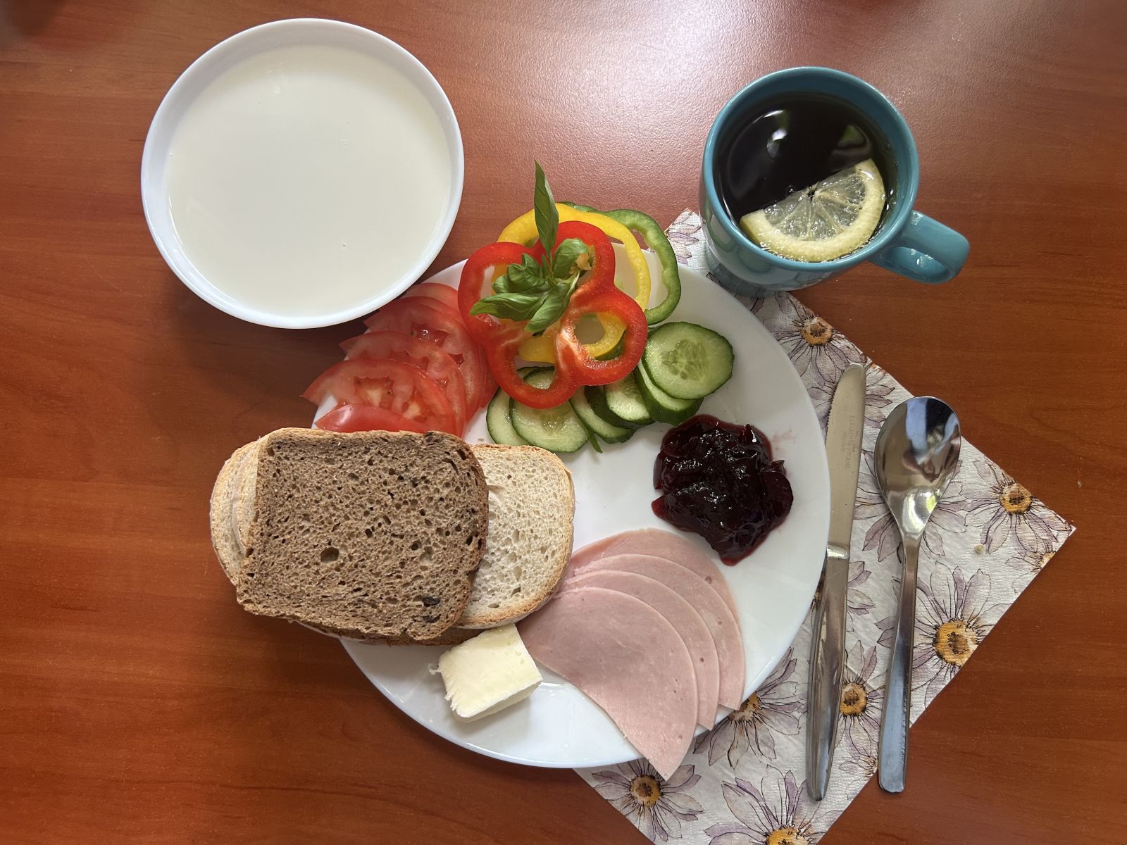 Płatki owsiane na mleku, chleb pszenny i żytni, pomidor, ogórek, papryka, wędlina, dżem