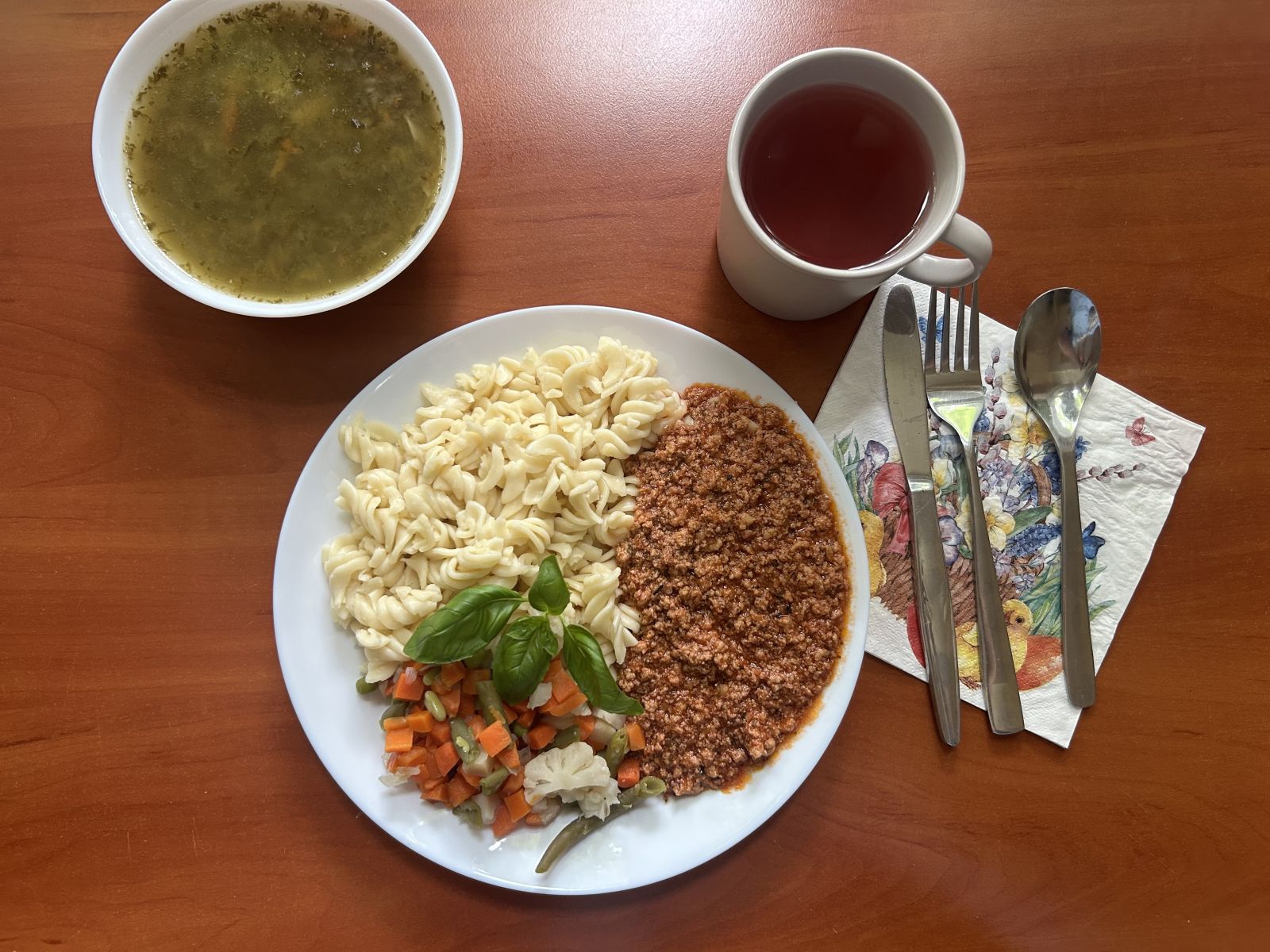 Zupa szczawiowa, sos boloński, makaron, bukiet warzyw gotowanych, kompot