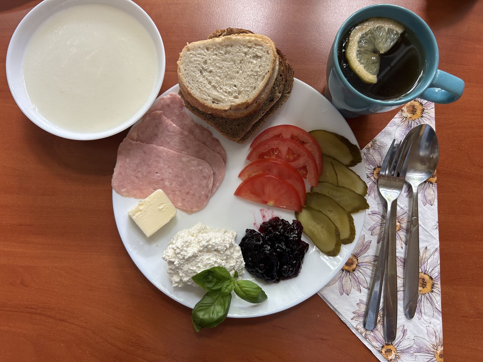 Kasza manna na mleku, chleb pszenny i żytni, pomidor, ogórek kiszony, wędlina, dżem