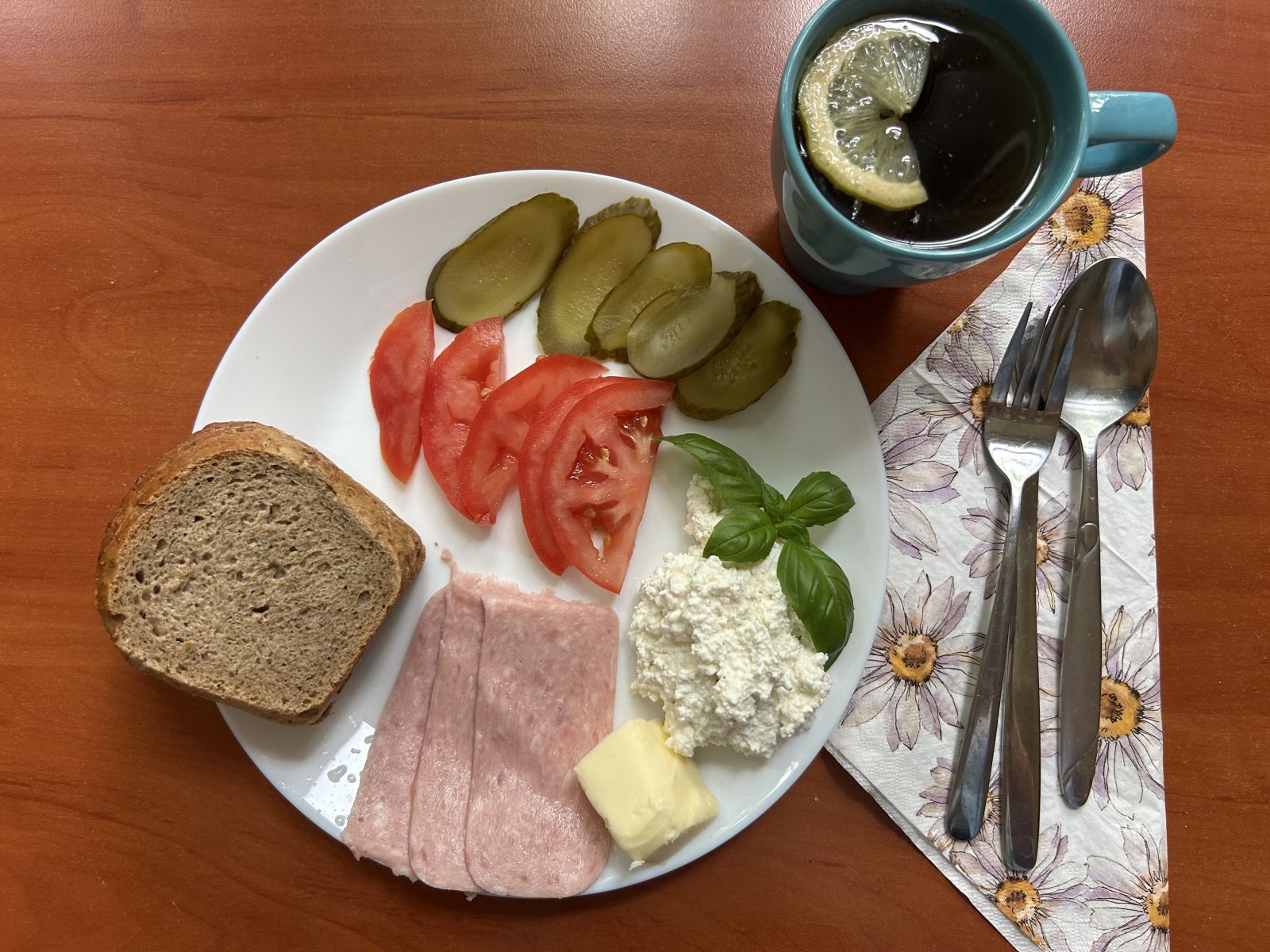 Chleb żytni, pomidor, ogórek kiszony, papryka, wędlina, herbata