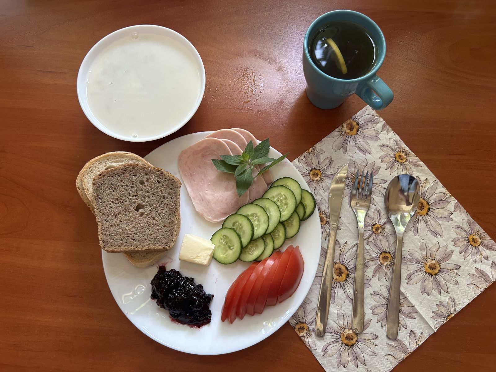 Płatki owsiane na mleku, chleb pszenny i żytni, pomidor, ogórek, wędlina, dżem