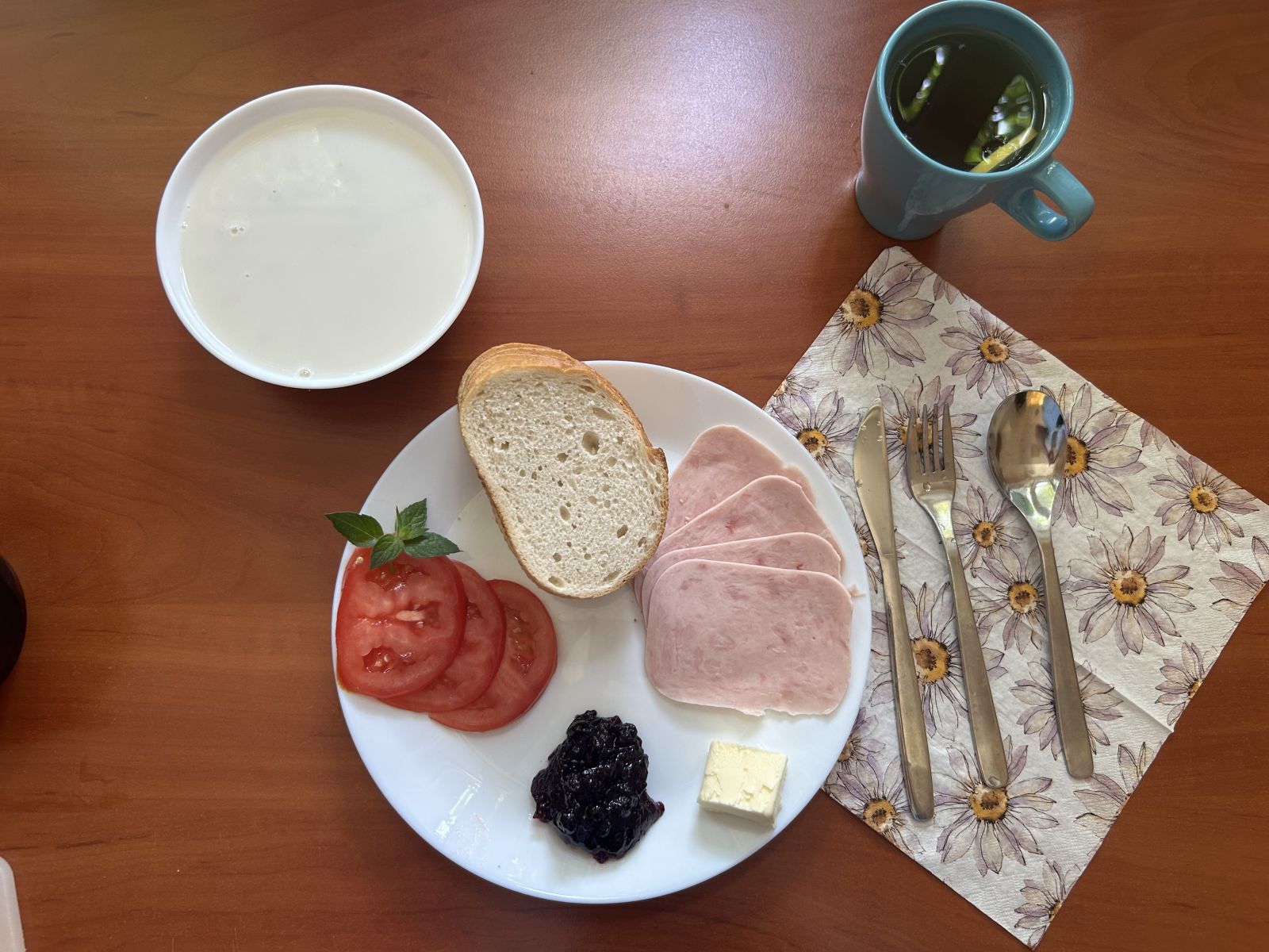 Płatki owsiane na mleku, chleb pszenny, pomidor, wędlina, dżem