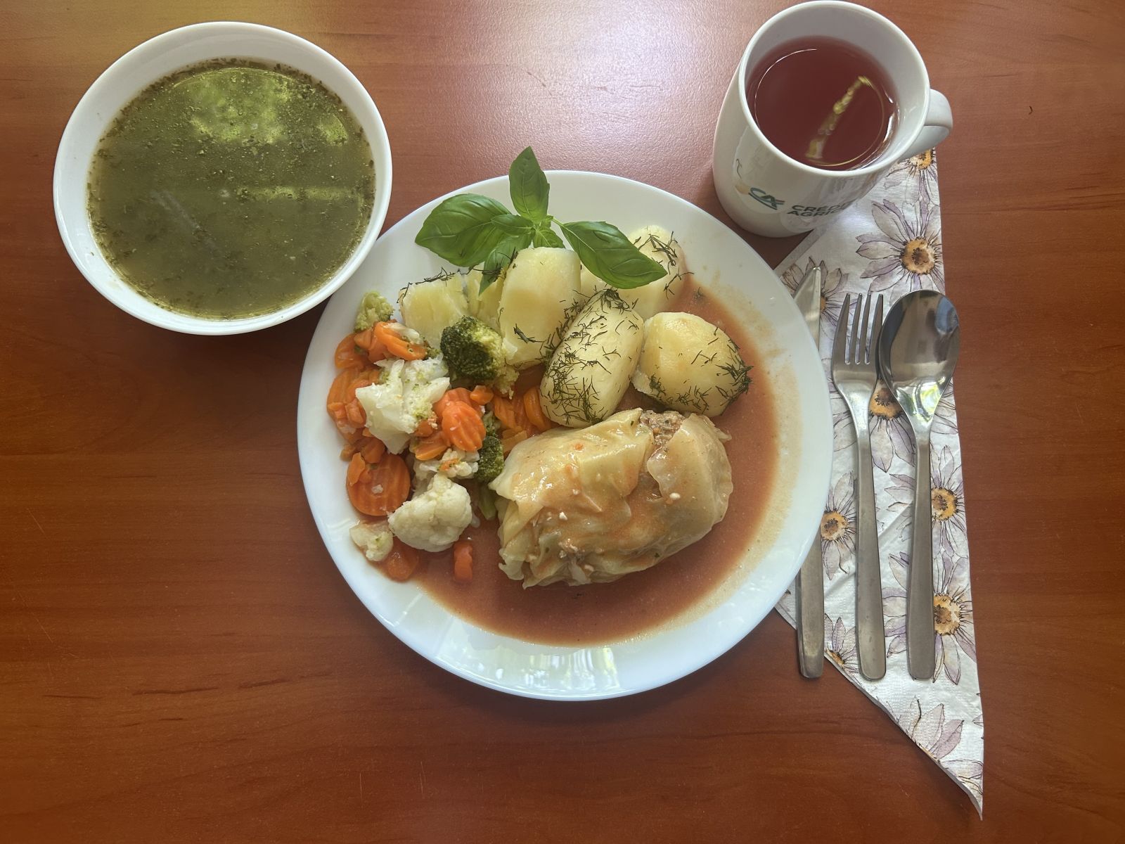 Zupa szczawiowa, gołąbki w sosie, ziemniaki, warzywa gotowane, kompot