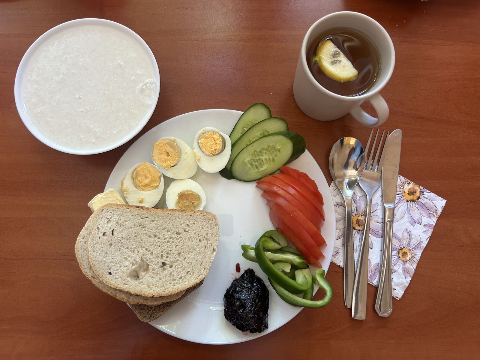 Płatki ryżowe na mleku, chleb pszenny i żytni, pomidor, ogórek, papryka,  jaja, dżem