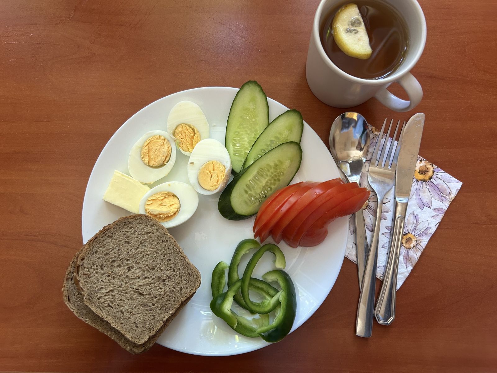 Chleb żytni pomidor, ogórek, papryka,  jaja, herbata