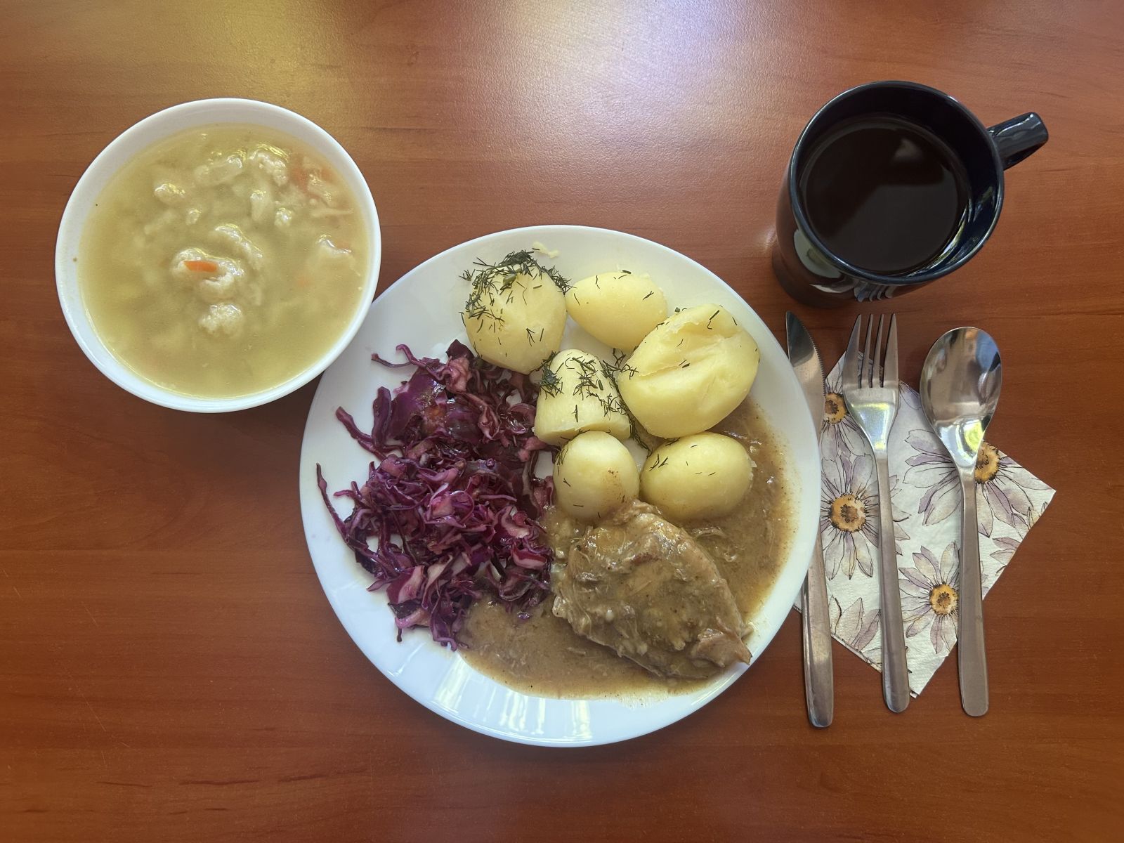 Zupa kalafiorowa, Karkówka w sosie własnym, ziemniaki, Surówka z kapusty czerwonej, kompot