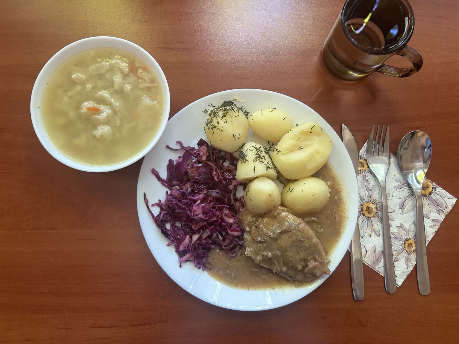 Zupa kalafiorowa, Karkówka w sosie własnym, ziemniaki, Surówka z kapusty czerwonej, woda