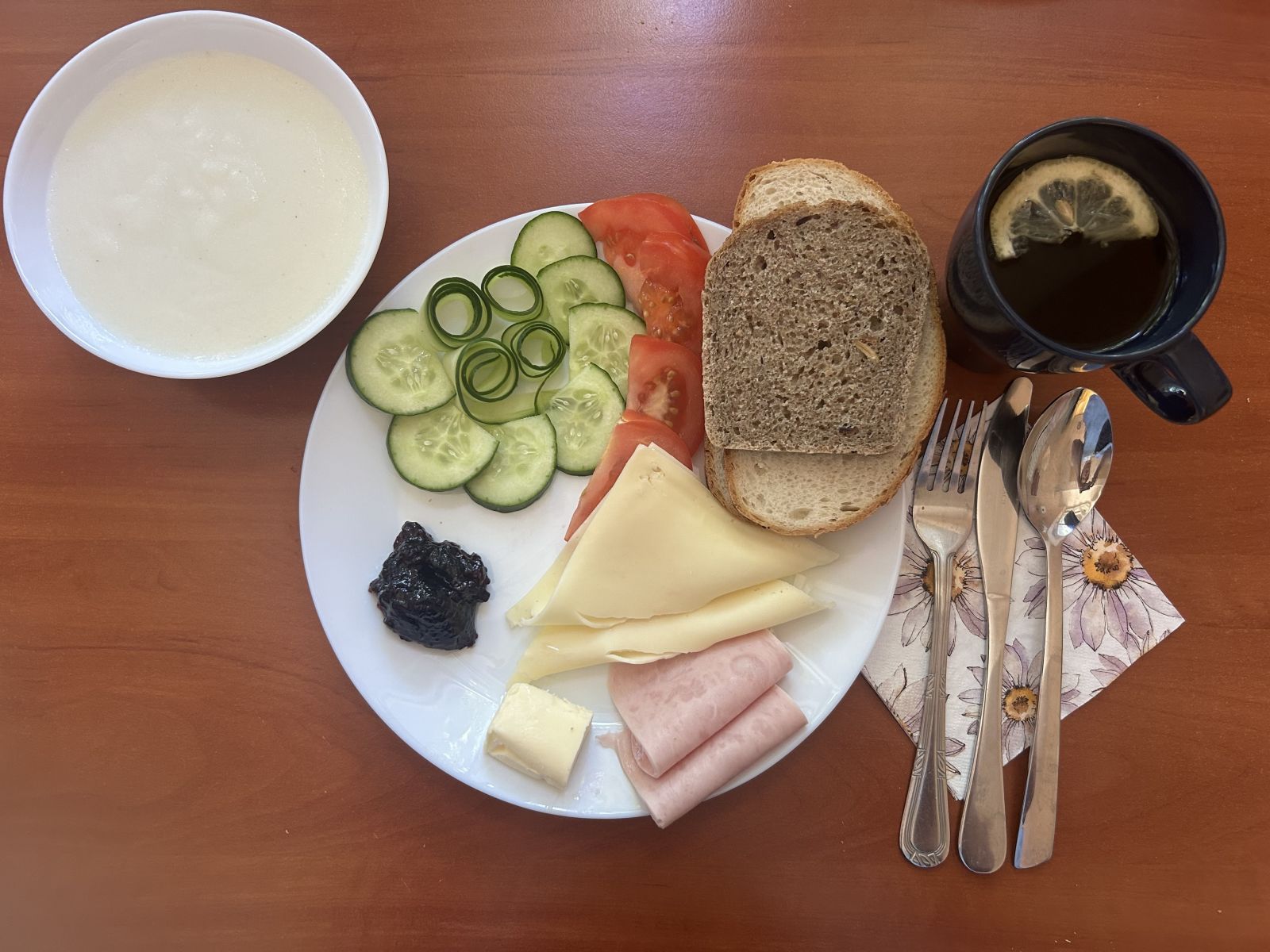 Kasza manna na mleku, chleb pszenny i żytni, pomidor, ogórek, papryka,  ser, wędlina, dżem