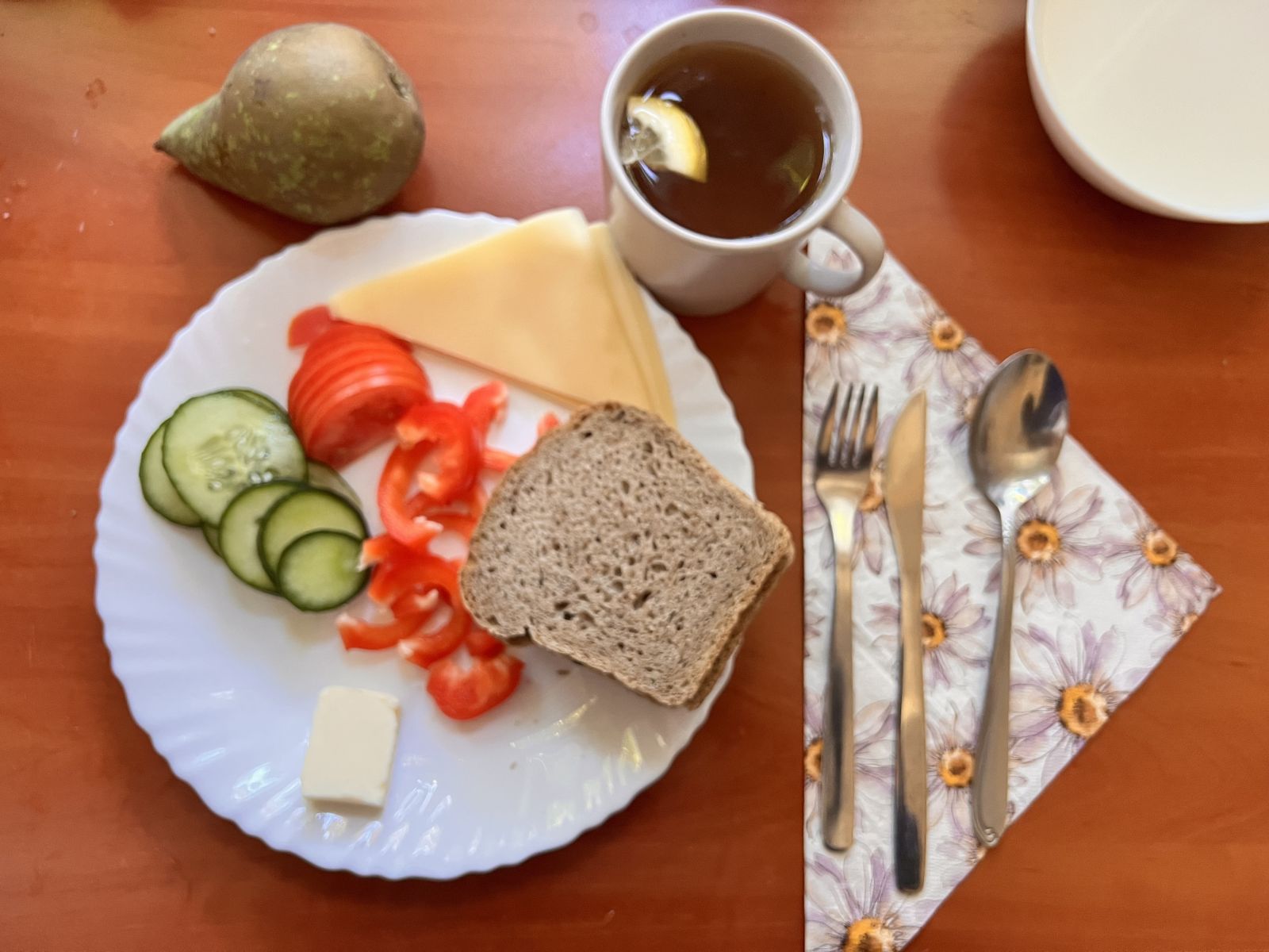 Chleb żytni, pomidor, ogórek, papryka, ser żółty, herbata