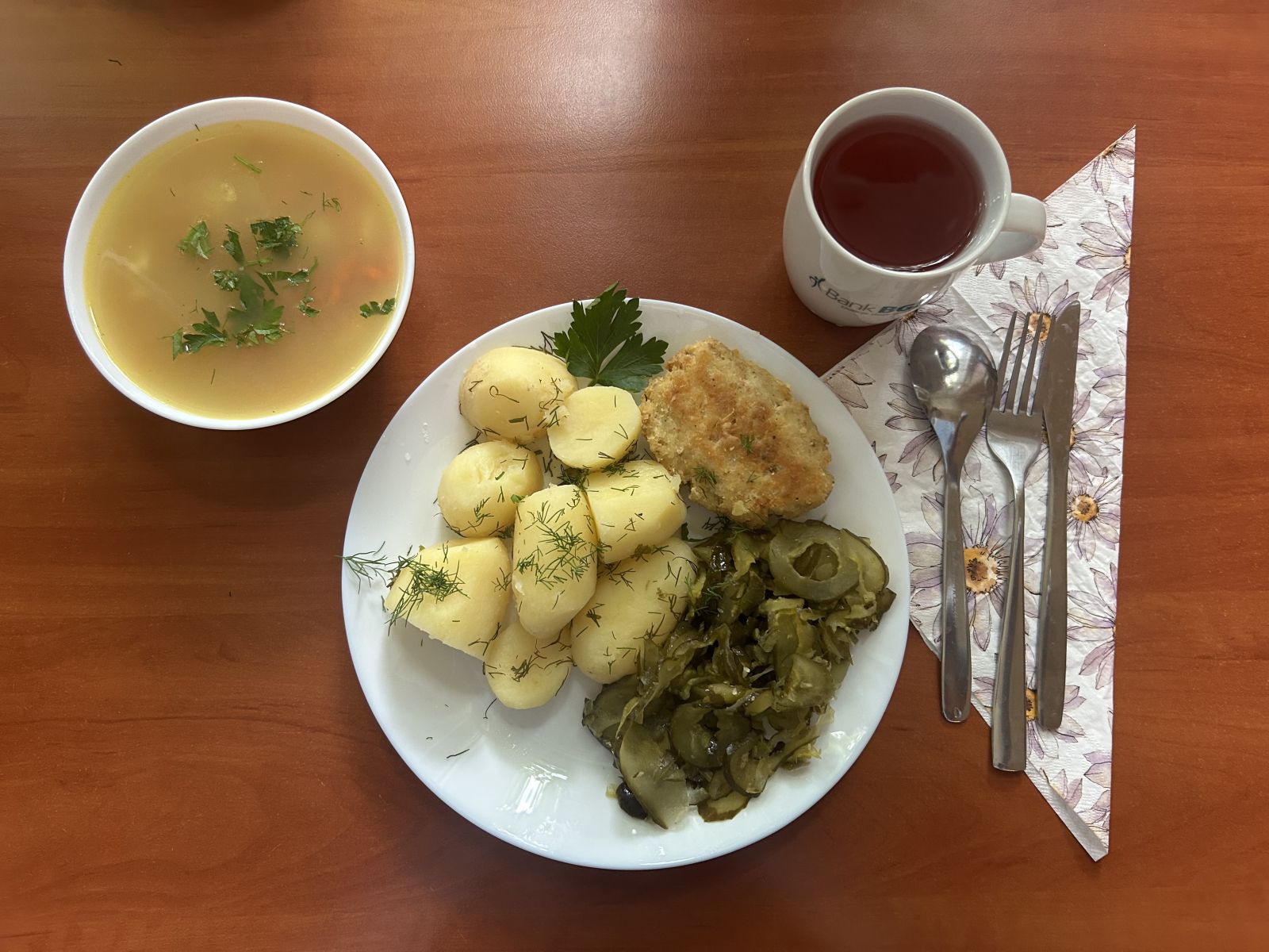 Zupa z soczewicą, kotlet rybny, ziemniaki, ogórki kiszone, kompot