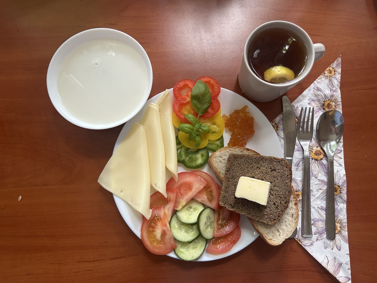 Płatki owsiane na mleku, chleb pszenny i żytni, pomidor, ogórek, papryka,  ser, dżem