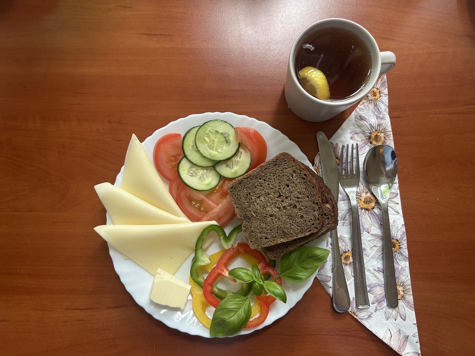 Chleb żytni, pomidor, ogórek, papryka,  ser, herbata