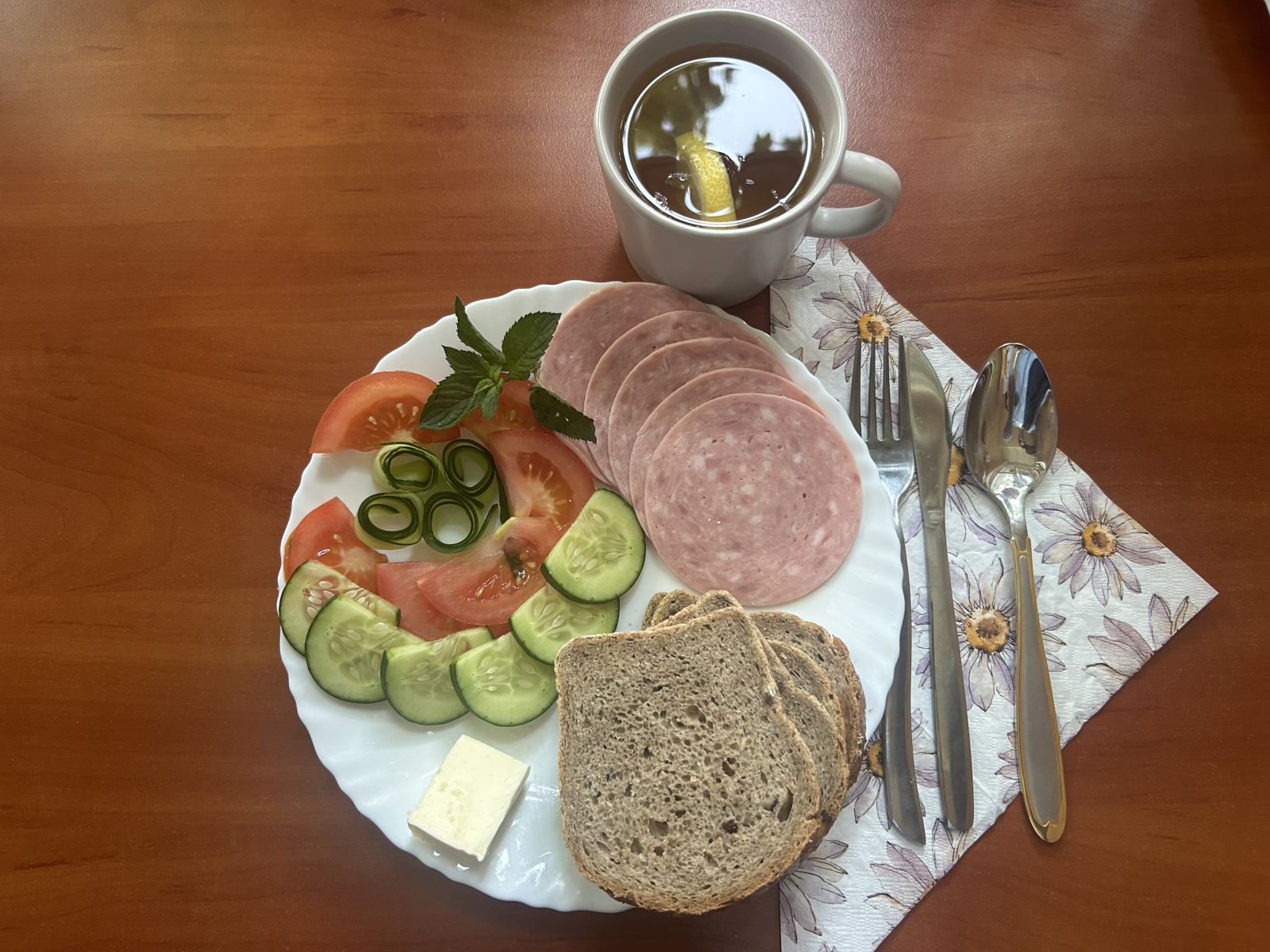 Chleb żytni, pomidor, ogórek, wędlina, herbata