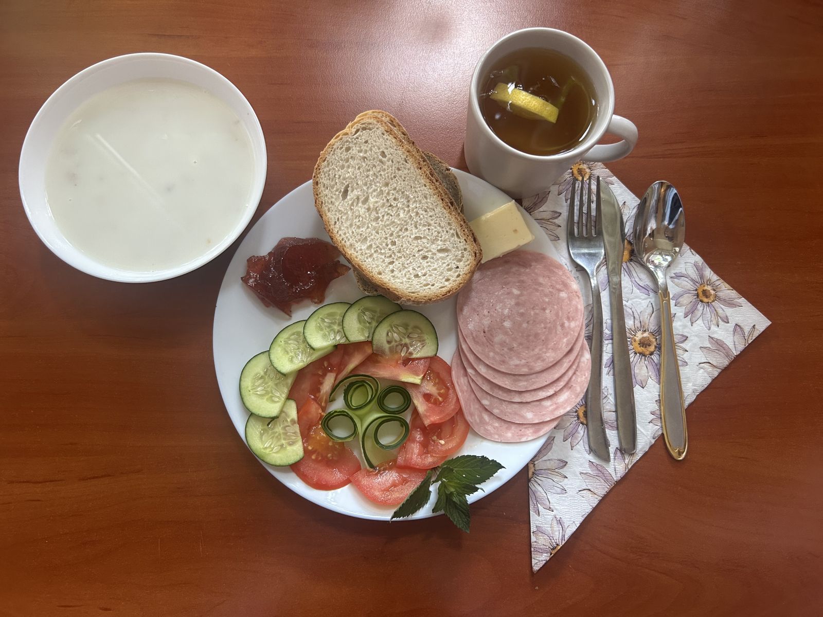 Płatki owsiane na mleku, chleb pszenny i żytni, pomidor, ogórek, wędlina, dżem