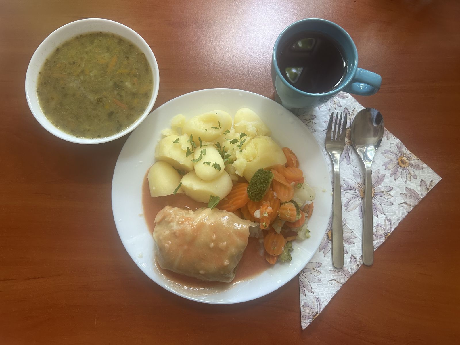 Zupa szczawiowa, gołąbki z sosem pomidorowym, ziemniaki gotowane, bukiet warzyw gotowanych, kompot