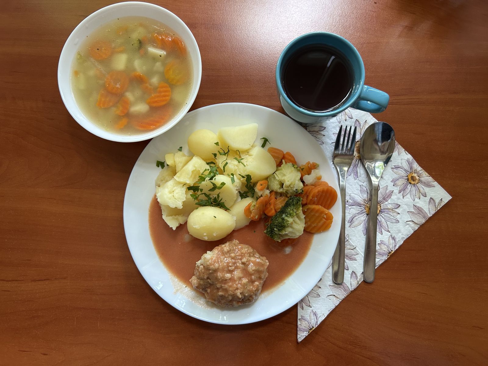 Zupa jarzynowa, kotlet mięsno-ryżowy, ziemniaki gotowane, bukiet warzyw gotowanych, kompot