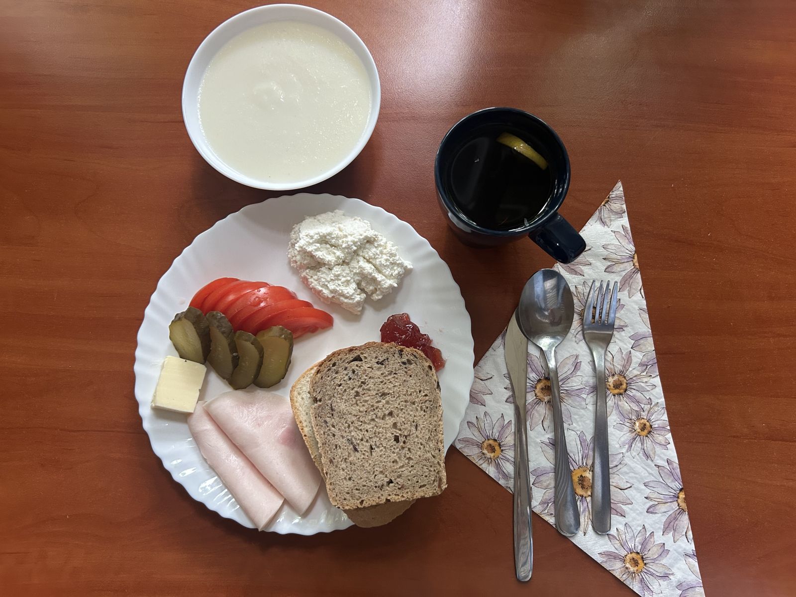 Chleb żytni, pomidor, ogórek kiszony, wędlina, twaróg, herbata