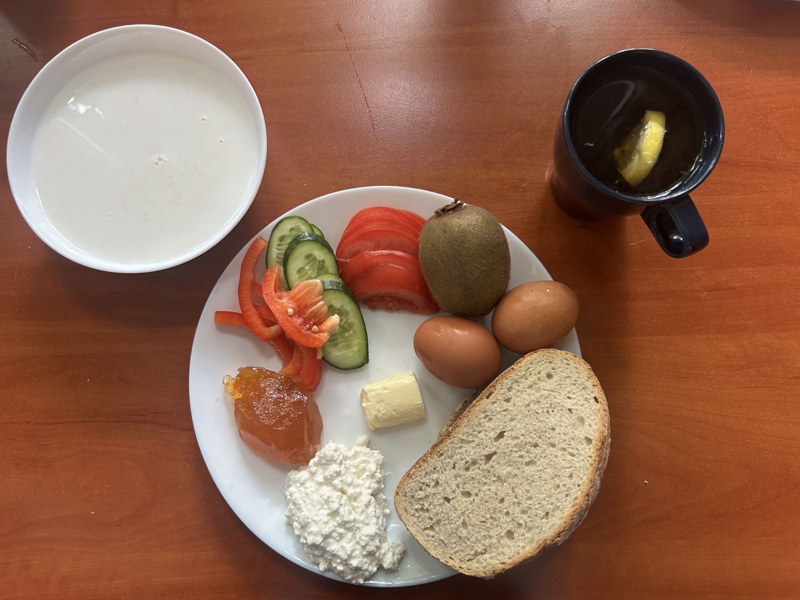 Płatki ryżowe na mleku, chleb pszenny i żytni, pomidor, ogórek, papryka, dżem